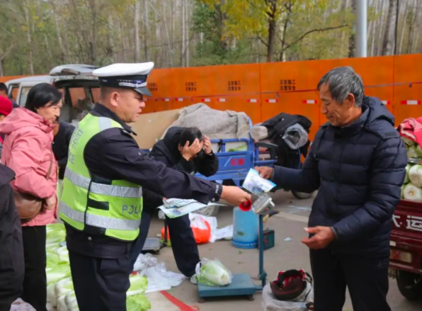 临汾公安交警走进辖区农村集市开展冬季交通安全宣传活动