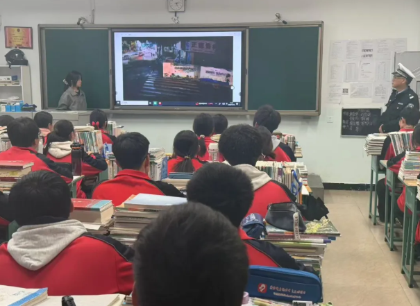 安全“警”相随！大同天镇公安走进实验中学开展“一盔一带”守护活动