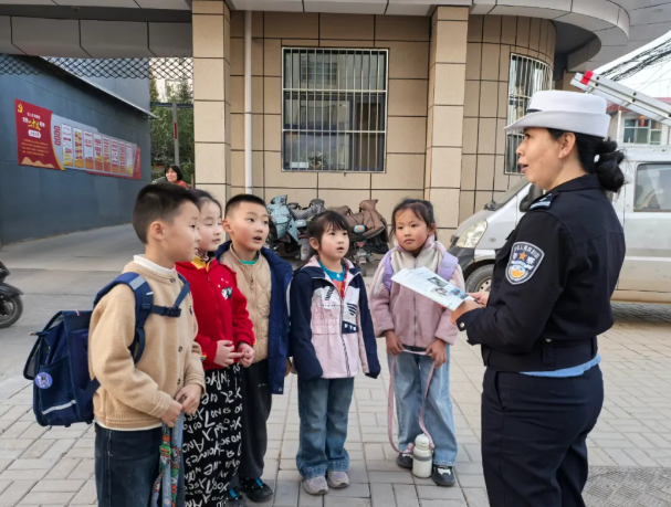 把安全 “讲” 给孩子听  吕梁岚县交警进校园传递冬季出行防护知识