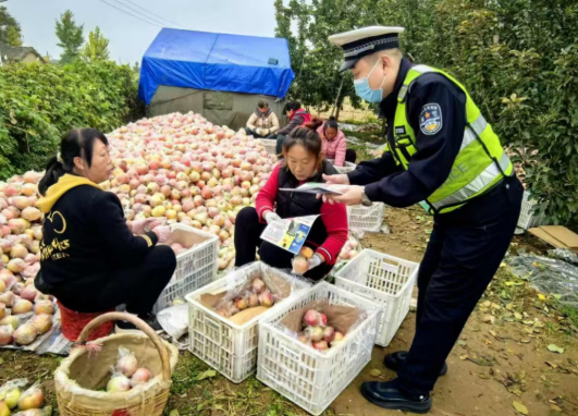 山西各地公安交管部门积极开展交通安全宣传活动  筑牢群众出行防线