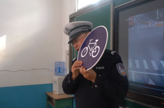 吕梁兴县：交警"花式宣教"进校园  互动课堂筑牢安全防线