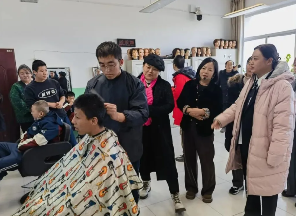 爱心汇聚暖校园  情系特教助成长——“昕智慧”慧心心理咨询室联合离石区军军果业走