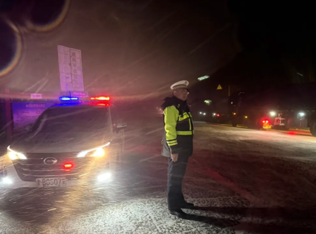 顶风冒雪守夜路  大同左云交警护民安