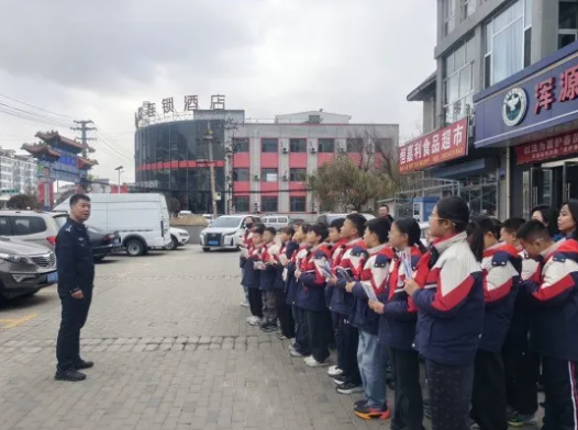 天很冷，晋警很暖