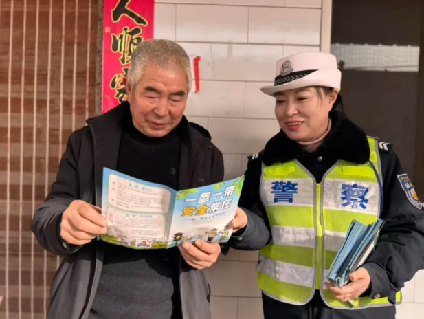 临汾公安交警“美丽乡村行” 筑牢农村道路交通安全防线