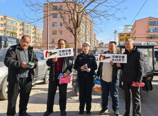 吕梁岚县公安：宣讲交通法规细则  筑牢社区安全防线