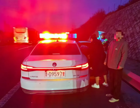 小车燃油耗尽乘客被困，山西高速民警援手化解险情