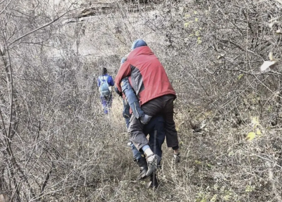 长治壶关：驴友被困深山  警民“警”急救援
