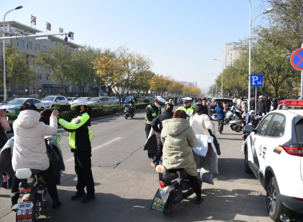 运城河津公安交警扎实推进校园周边安全头盔专项整治行动