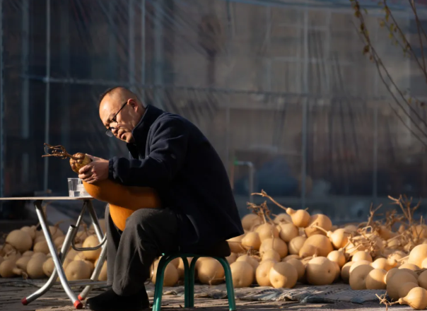 他把大半生时光“烙”在葫芦上