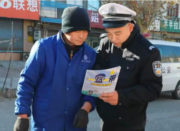 临汾公安交警交安宣传进集市 安全融入“烟火气”