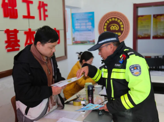 临汾公安交警进社区守护冬季交通安全暖人心