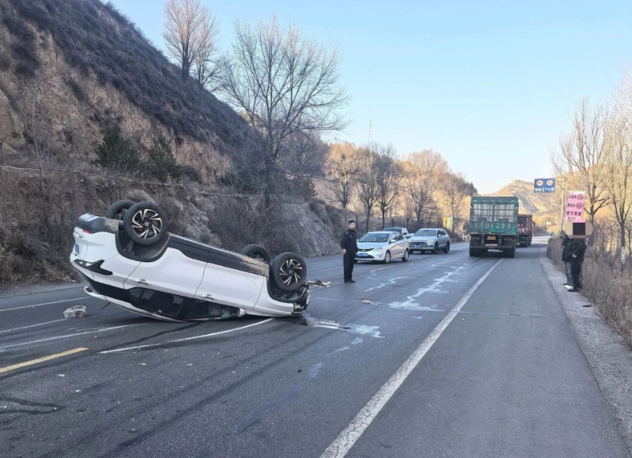 守护不缺位  处置显担当——太原娄烦县杜交曲派出所民辅警紧急处置翻车事故