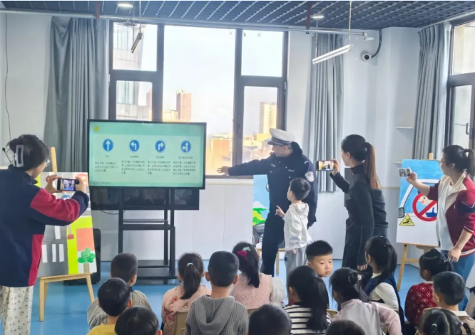 吕梁交城县交警走进辖区幼儿园：萌娃在校学交规，安全种子悄发芽
