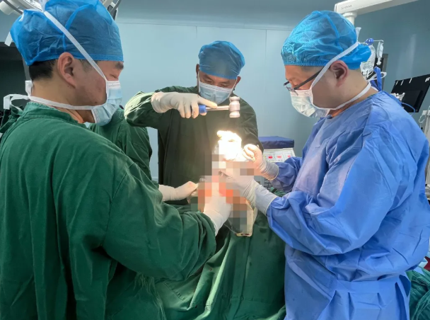 吕梁泰化医院成功完成山西首例国产（雅博尼西）生物型膝关节假体置换术