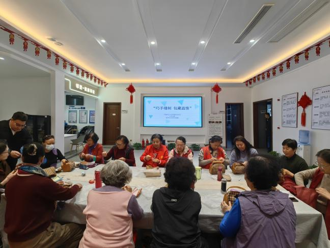 太原万柏林区兴华街道滨河社区开展“巧手缝制  包藏温情”手工包制作活动