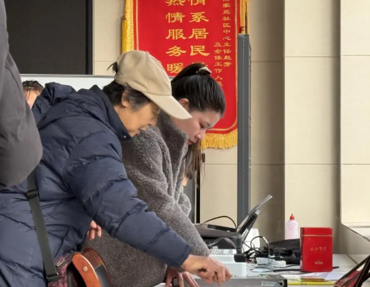 朔州市朔城区委社会工作部联合怡家苑中心社区开展夕阳红“最美微笑”公益摄影活动