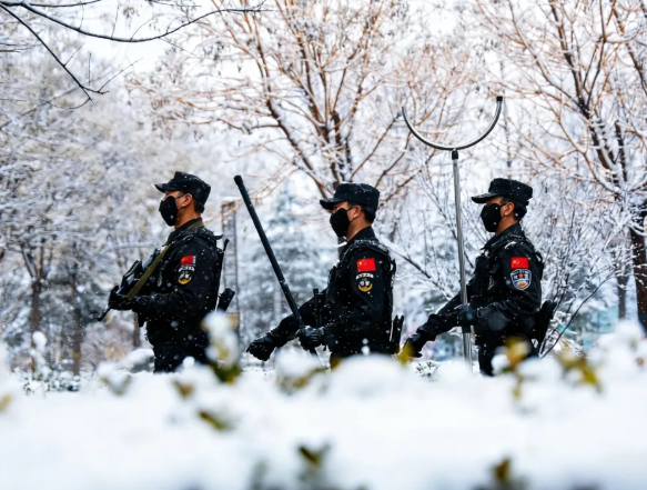 雪落运城  “警” 色比雪更动人