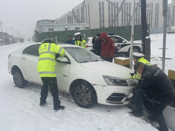 山西：战风雪  保畅通  全警护航平安路