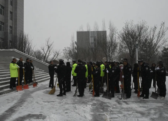 忻州市忻府公安：扫雪除冰显担当  冰天雪地映“警”色
