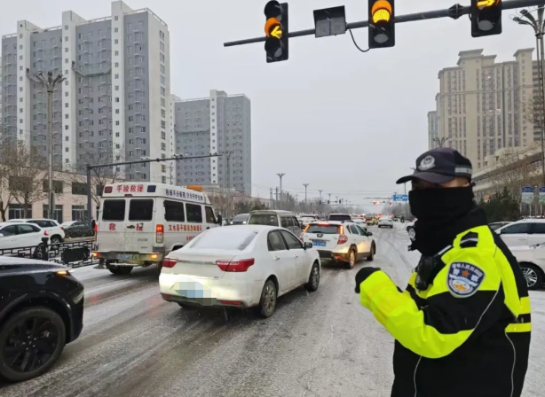 风雪中的“硬核守护”！吕梁交城县交警大队双线在线：路面巡逻+校园护学，安全感拉满