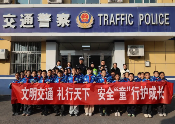 “萌娃” 进警营学安全！临汾公安永和交管大队与城关一小师生共赴安全启蒙之旅