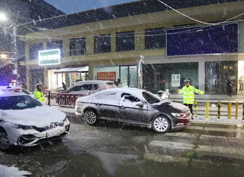 暴雪持续坚守   筑牢平安防线——吕梁石楼县公安局交管大队机关警力下沉一线应对极