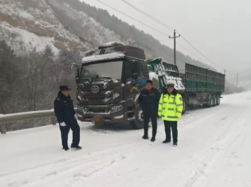 风雪砺初心  担当护平安——吕梁石楼县公安局交管大队罗村中队联合派出所筑牢雪天安