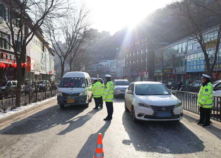 吕梁石楼交警：市督导交管下沉一线  岁末年初交通整治再掀热潮