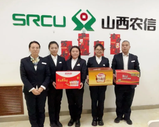 临汾浮山农商银行党委班子慰问坚守在年终决算一线的员工