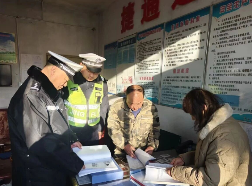 迎元旦  保畅通——临汾安泽县公安局交管大队节前严把客运安全关