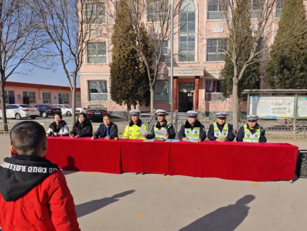 争当 “安全小卫士”！吕梁文水交警与研学学生面对面话安全