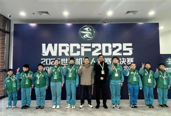 吕梁临县黄白塔小学高馨羽同学斩获世界机器人大赛亚军