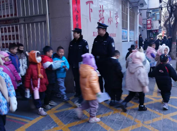 山西阳泉公安：筑牢“护学岗” 护航“平安路”
