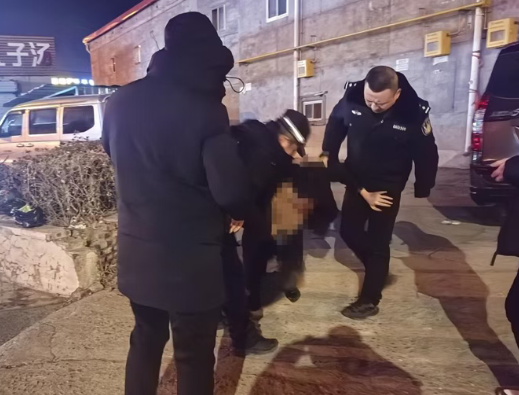 一男醉酒躺路边，吕梁临县公安急相救