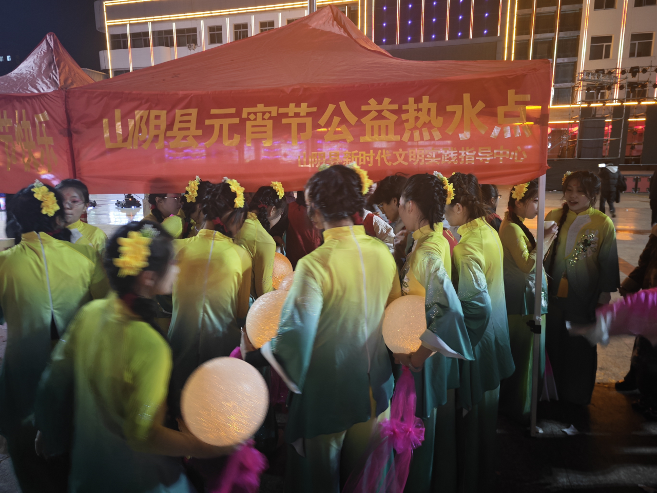 志愿红点亮“上元夜” 暖心服务“不打烊”——朔州山阴县开展元宵节主题志愿服务活动