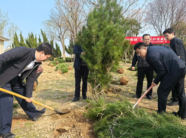 运城市副市长薛永琦参加义务植树活动