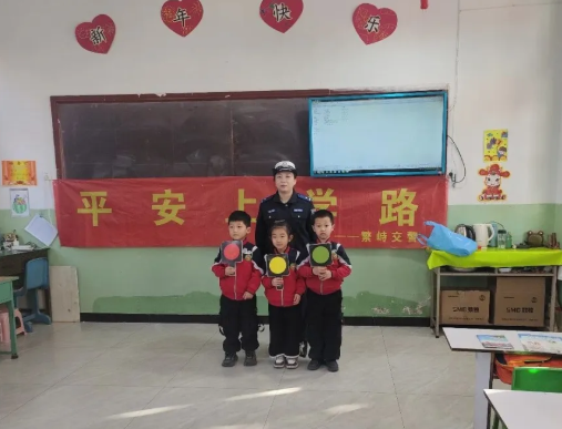 忻州繁峙县公安局交管大队开展春季开学交通安全“第一课”