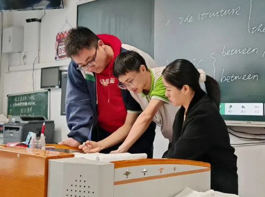 吕梁山麓  杏坛芬芳——记山西省巾帼建功标兵、吕梁一中教师李