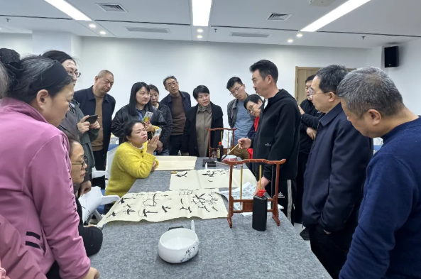 临汾市总工会公益书法课楷书课程在市工人文化宫开展