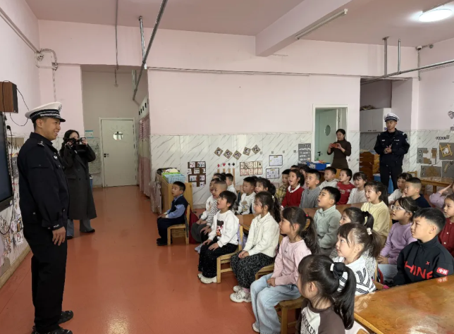 吕梁交城交警：走进久鑫幼儿园  萌娃乐学交通安全