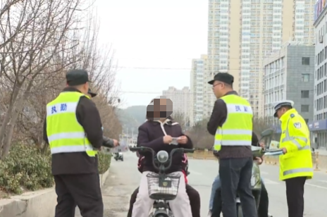 吕梁临县公安局交通管理大队开展 “一盔一带” 专项整治 守护