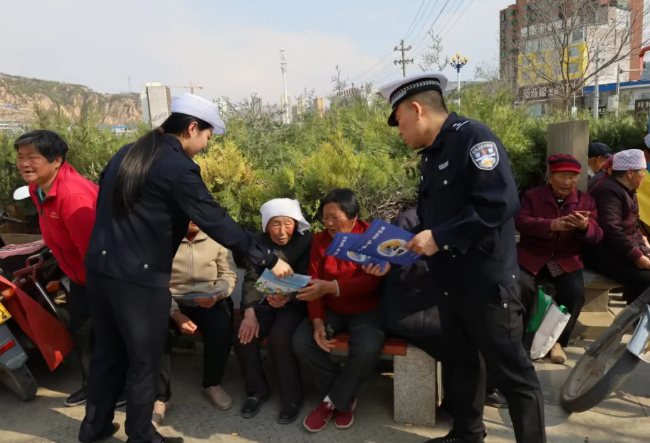 山西石楼公安交管：交规知识赶大集  安全文明入万家